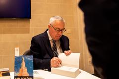 Karl Schlögel beim Signieren seiner Werke